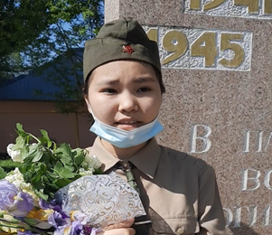 #193 ЖББМ оқушылары  Кемел ықшамауданында орналасқан ескерткіш монументіне гүл шоқтары қойылып, өлең шумақтары арналды.