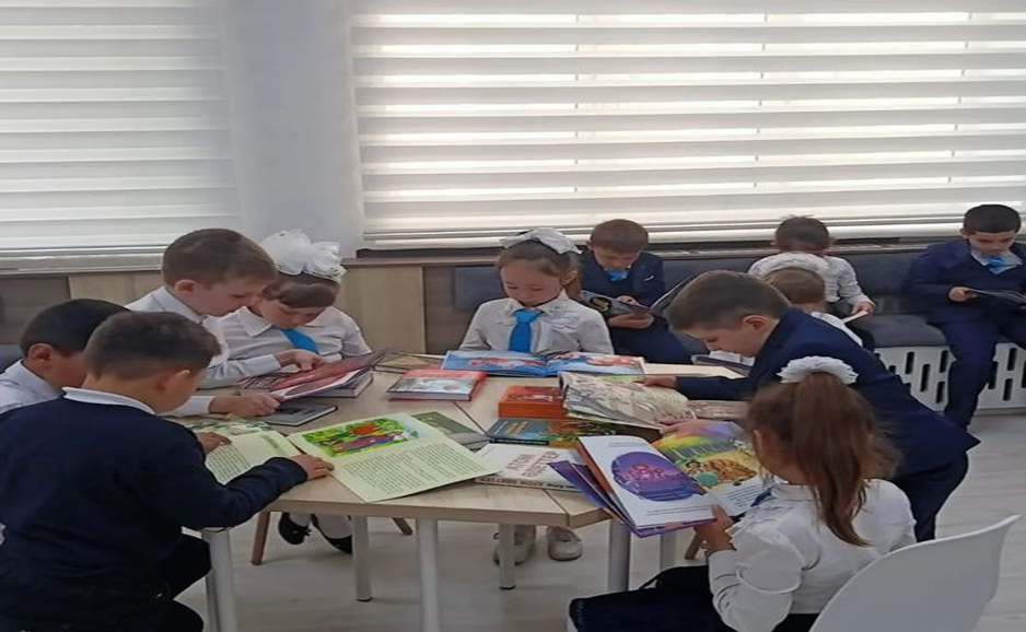 Библиотекарями школы была организована акция "Читают все!".